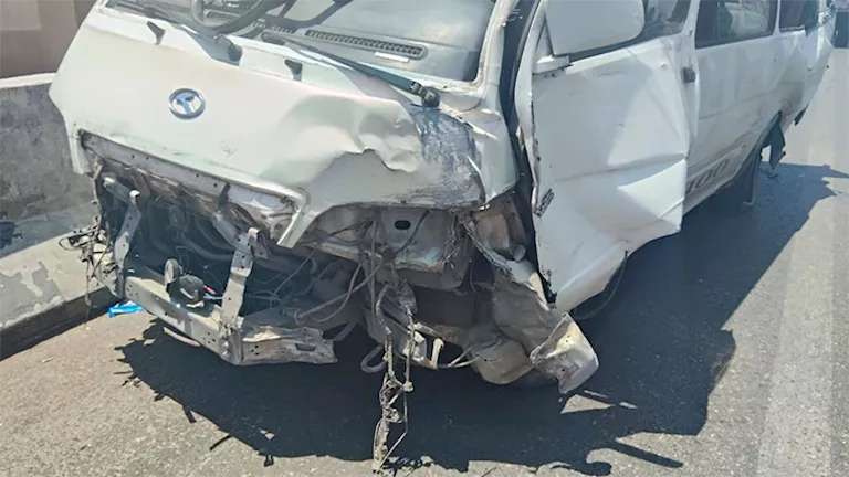 النقل دخل في الميكروباص.. 12 مصابًا في تصادم بطريق الزقازيق الجديد