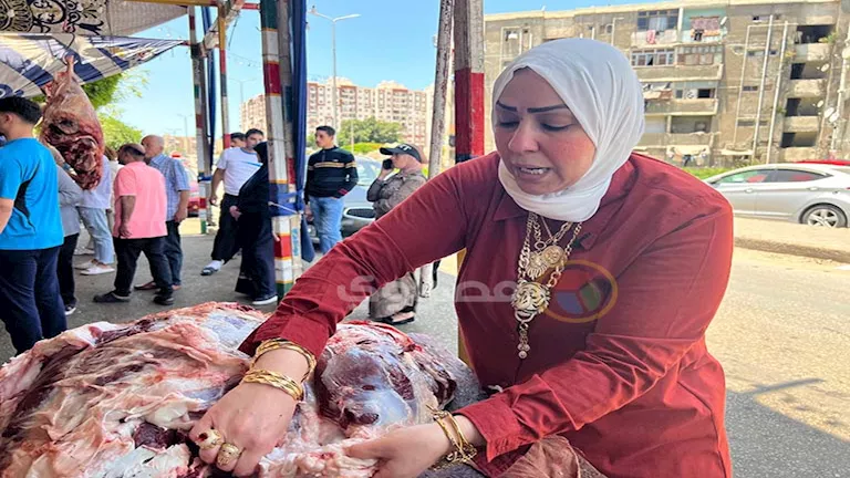 “زوجي علمني الصنعة”.. أم حمادة أشهر جزارة ببورسعيد تكشف سر نجاحها