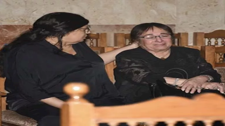 بالصور- بكاء الفنانة سميرة عبد العزيز في عزاء الراحلة سميحة أيوب