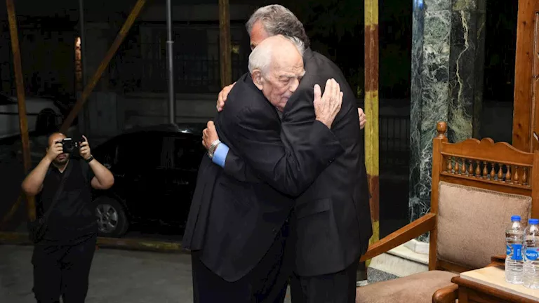 بالصور- رشوان توفيق يقدم واجب العزاء في صديقة العمر سميحة أيوب