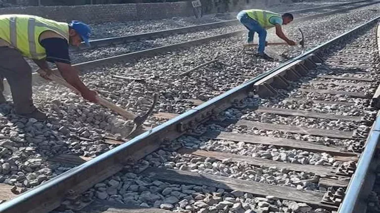 عمال السكة الحديد يواصلون العمل خلال إجازة عيد الأضحى لخدمة المسافرين