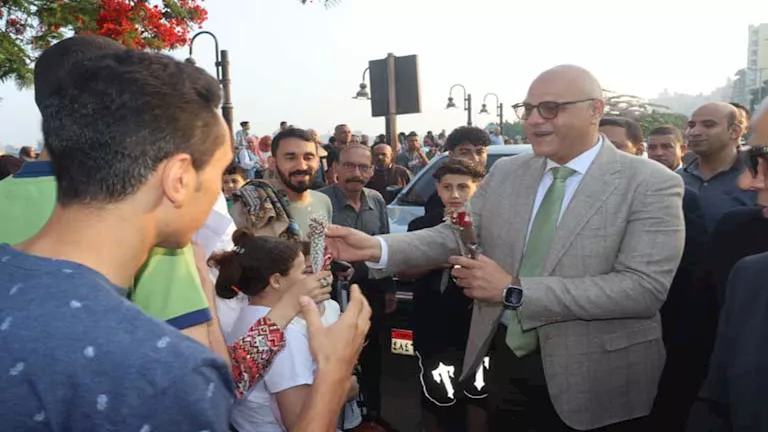 ورود وتهاني.. محافظ القليوبية يحتفل مع المواطنين بالعيد على الكورنيش