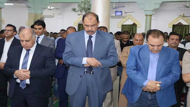 بالصور- محافظ سوهاج يتبادل التهنئة بالعيد مع المواطنين بمسجد الشرطة