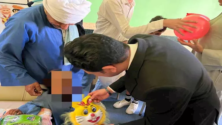 نائب محافظ سوهاج يوزع الحلوى والألعاب على الأطفال بعد صلاة العيد