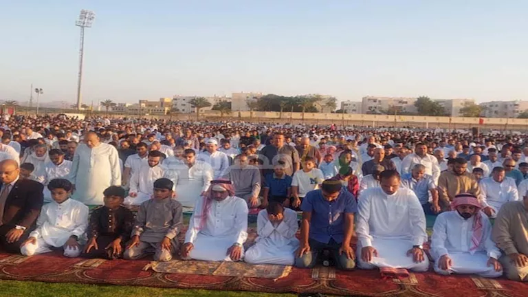 محافظ جنوب سيناء يؤدي صلاة العيد بشرم الشيخ ويوزع عيديات على الأطفال