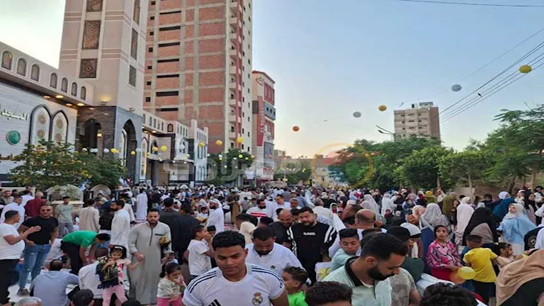 آلاف المصلين يؤدون صلاة العيد في أجواء احتفالية بأسيوط (فيديو وصور)