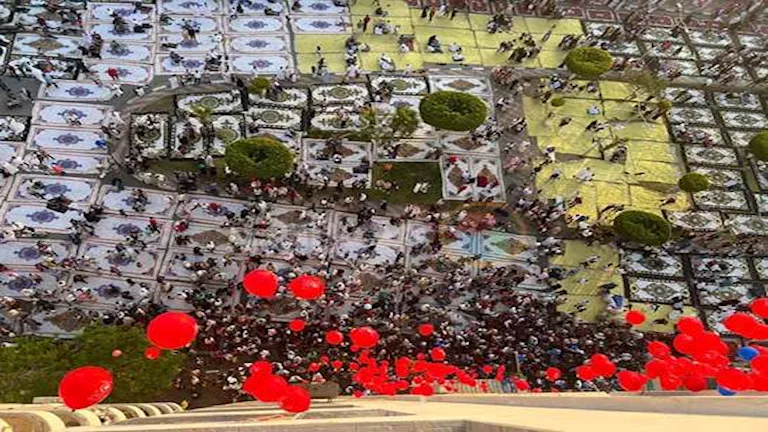 شلالات بالونات تُبهج المصلين بعد صلاة عيد الأضحى ببورسعيد (صور)