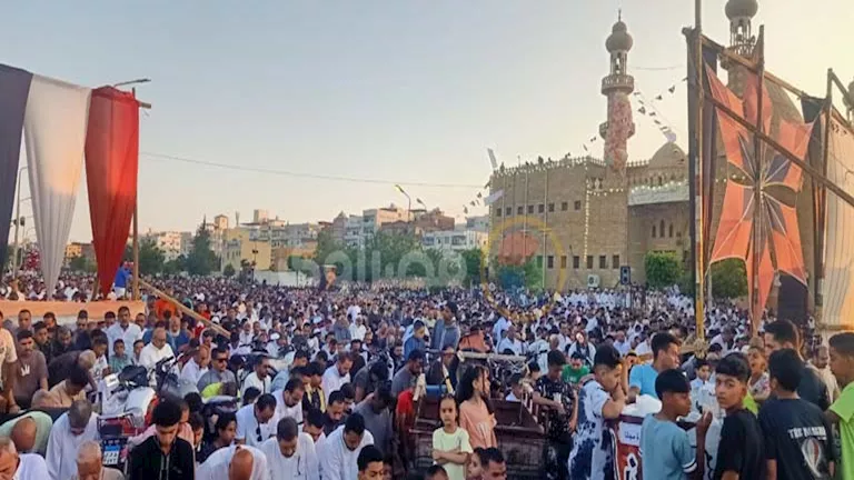 أهالي السويس يؤدون صلاة العيد في 123 ساحة وسط تنظيم وتأمين شامل (فيديو