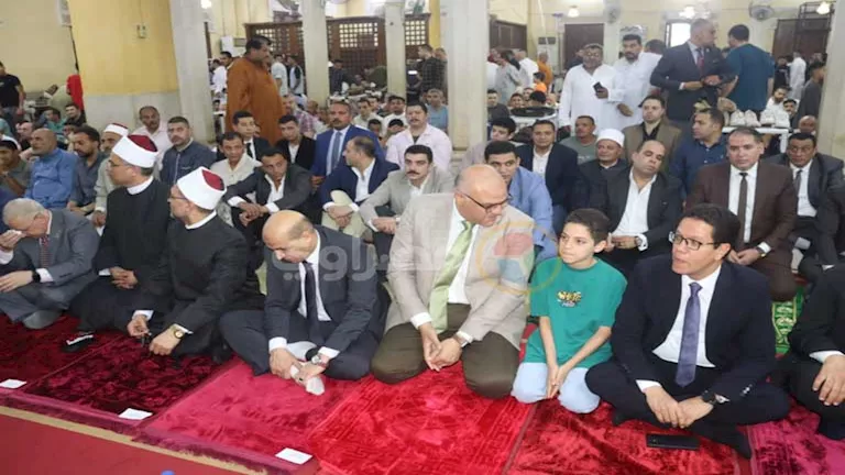 محافظ القليوبية يؤدي صلاة عيد الأضحى بمسجد ناصر ببنها (صور)
