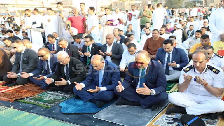 محافظ المنيا يؤدي صلاة العيد بكورنيش النيل (صور)