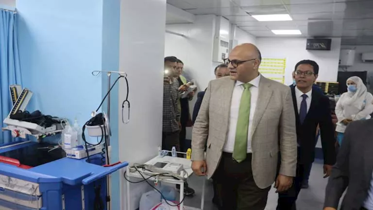 محافظ القليوبية يزور مستشفيات بنها للتهنئة بالعيد (صور)