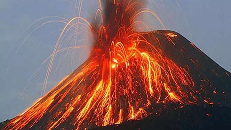 إندونيسيا: ثوران بركان جبل ليوتوبي لاكي لاكي 3 مرات