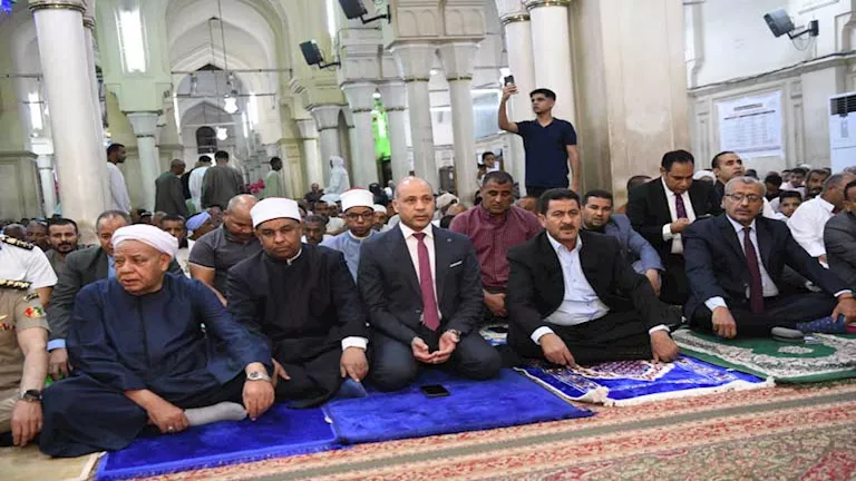محافظ قنا يؤدي صلاة العيد ويوجه بتشديد الرقابة والخدمات (صور)