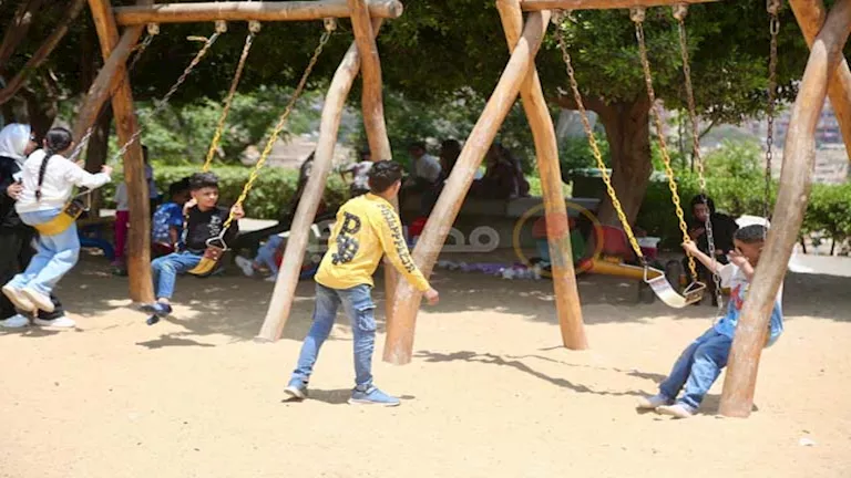 بالصور.. إقبال كبير من المواطنين على حديقة الأزهر في ثاني أيام عيد الأ