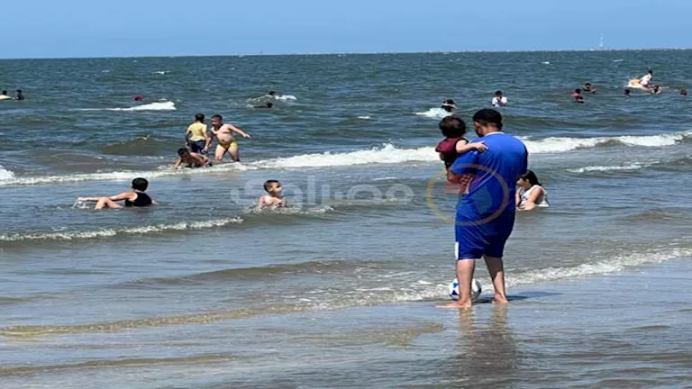 العيد فرحة.. مواطنون يقضون إجازة عيد الأضحى على شواطئ بورسعيد