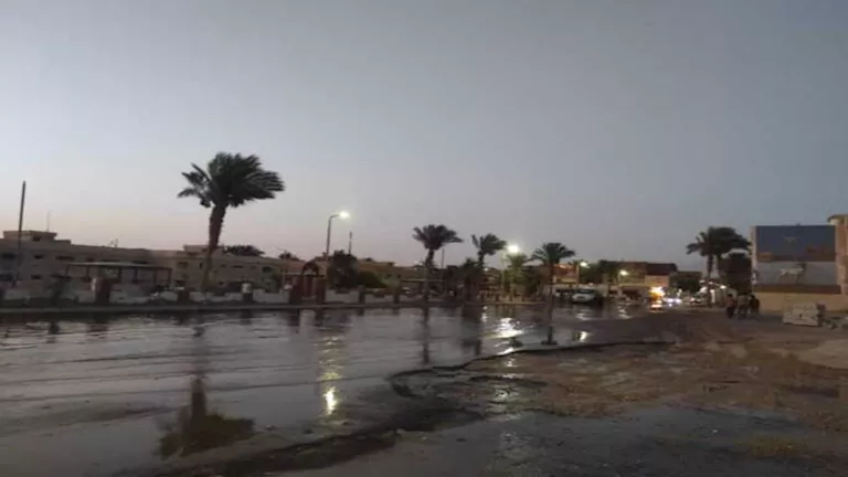 الشوارع غرقت.. كسر خط مياه شرب فى مدينة طور سيناء