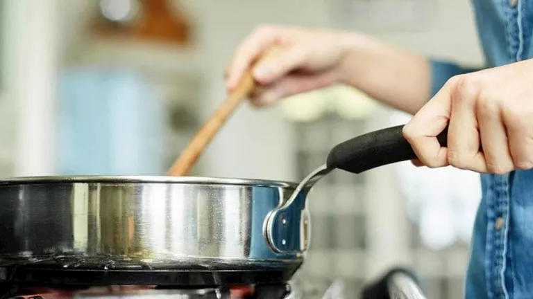 تسخين اللحم بهذه الطريقة يعرض حياتك للخطر.. احترس