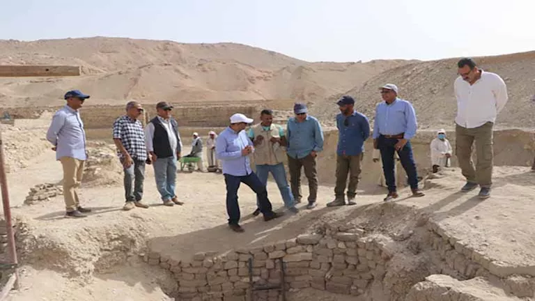 الكشف عن توابيت خشبية وأوستراكات بالعساسيف وسور ضخم بالأقصر – صور