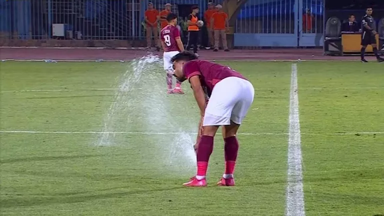 رشاشات المياه.. لقطة طريفة أثناء مباراة الإسماعيلي وسيراميكا كليوباترا