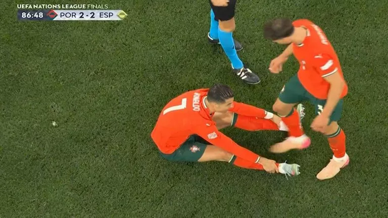 بالصور.. لحظة إصابة رونالدو وخروجه اضطراريًا أمام إسبانيا