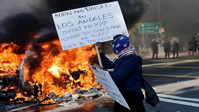 كيف تصاعد الخلاف بين ترامب وحكام الولايات الأمريكية؟