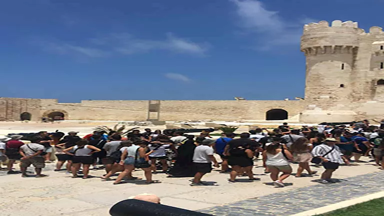 إقبال سياحي كبير على قلعة قايتباي بالإسكندرية رابع أيام العيد -صور