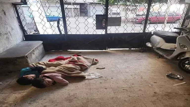 تخلى عنهم والداهم بعد انفصالهما.. 3 أطفال يفترشون مدخل عمارة والتضامن