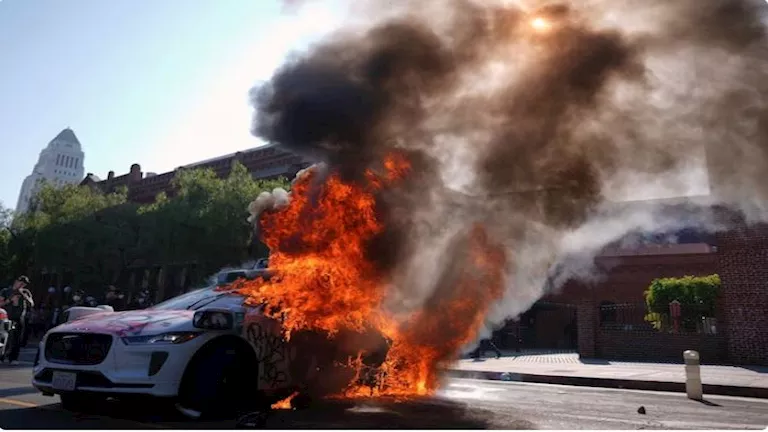 شاهد.. إحراق سيارات الشرطة في تظاهرات لوس أنجلوس