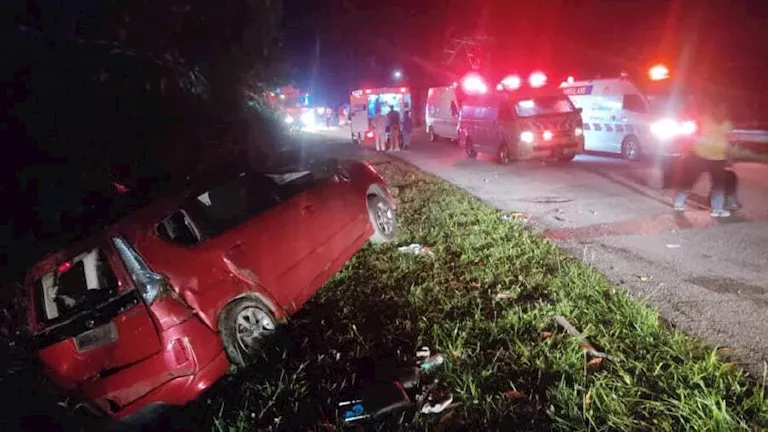 مصرع 15 شخصا في حادث تصادم بماليزيا- صور