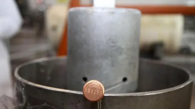 أجهزة في منشأة لتخصيب اليورانيوم