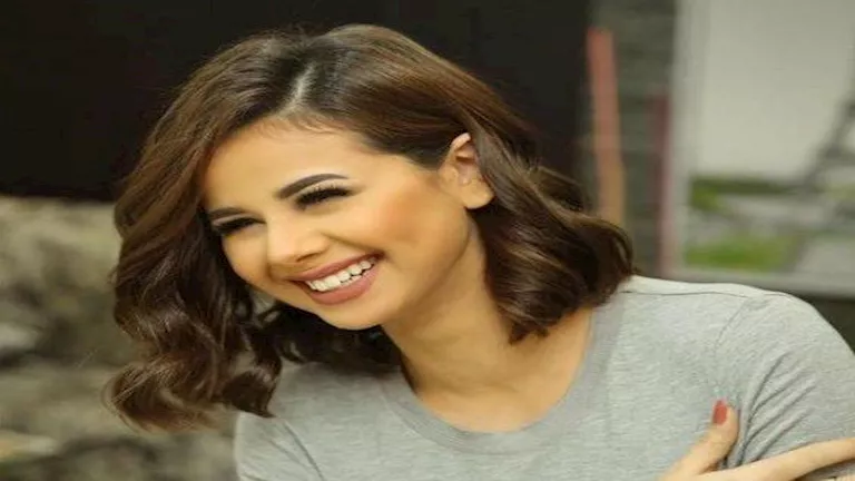 منة عرفة تنشر إطلالات جريئة مختلفة على البحر من إجازتها الصي