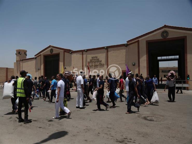 الفرحة بتطل من عنيهم.. لحظة خروج 1056 نزيلًا بعفو رئاسي في ذكرى 23 يول