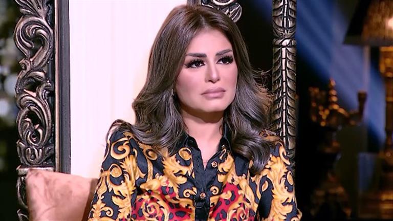 “تناغم بين البرتقالي والأبيض”.. منة فضالي بإطلالة صيفية جريئة على اليخ