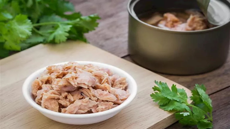 تناولها التونة بهذه الطريقة يضر بالدماغ والمعدة والقلب