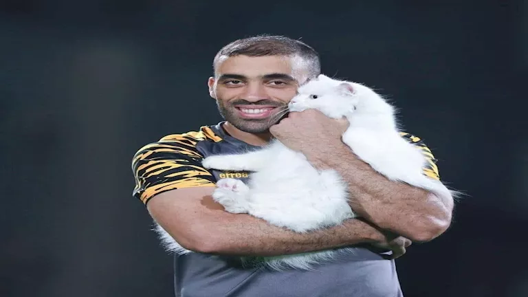 عبدالرزاق حمدالله.. قصة حب غير معتادة مع “القطط”.. ما القصة؟