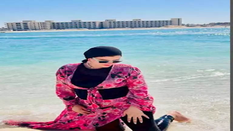 3 صور رومانسية لياسر إبراهيم وزوجته في المصيف