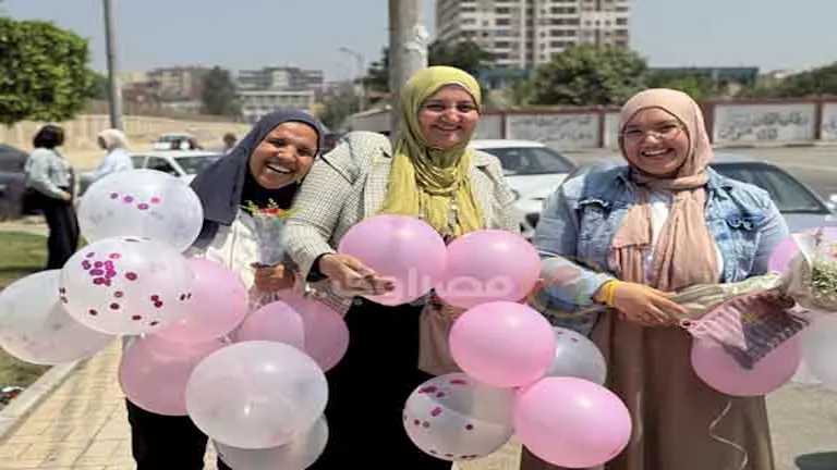 أولياء الأمور يحتفلون بانتهاء ماراثون الثانوية العامة في الإسماعيلية