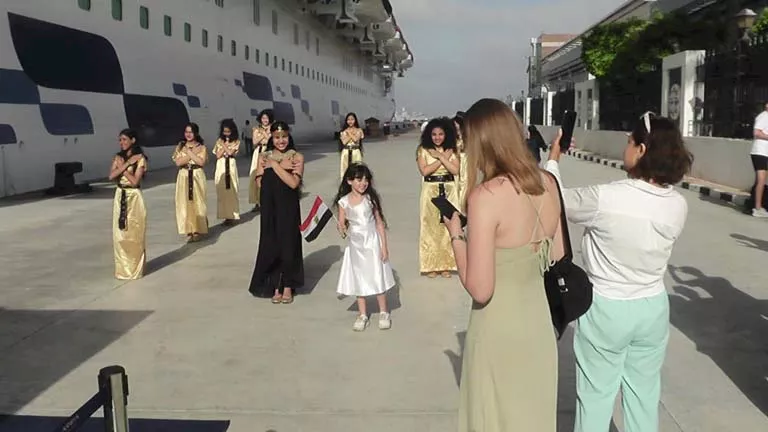 الإسكندرية تستقبل السفينة “AROYA” بعروض فنية وفلكولورية – صور