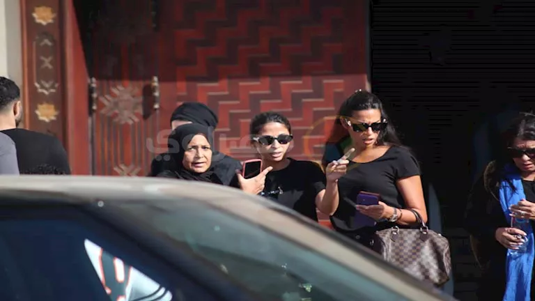 “خست النص وحزينة”.. روبي تثير قلق الجمهور في جنازة المخرج سا