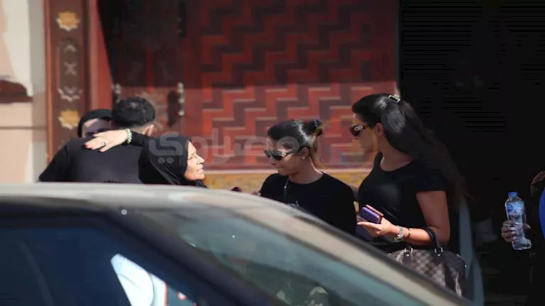 إصابة مخرجة وصدمة الجمهور بسبب روبي.. لقطات من جنازة سامح عب