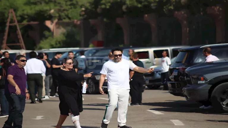 مصابة والشاش يغطي قدمها.. كاملة أبو ذكري في جنازة سامح عبد ا