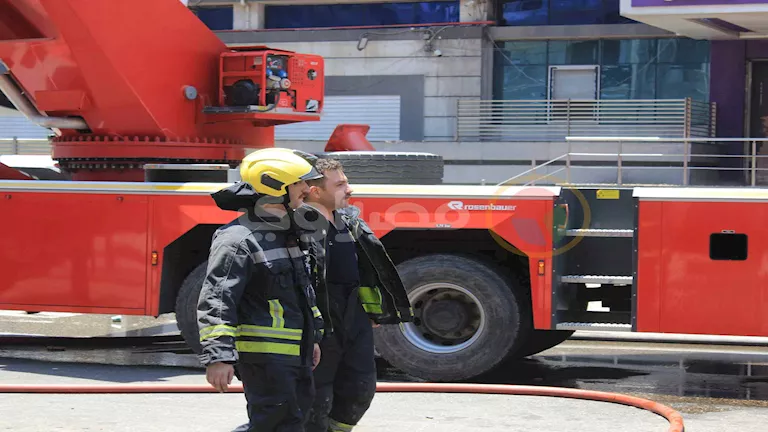 “وسط الدخان الأسود”.. 20 صورة ترصد ملحمة رجال الحماية المدنية في مواجهة جحيم سنترال رمسيس