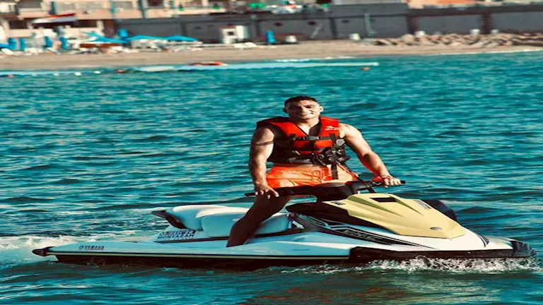 4 صور لمصطفى محمد في المصيف