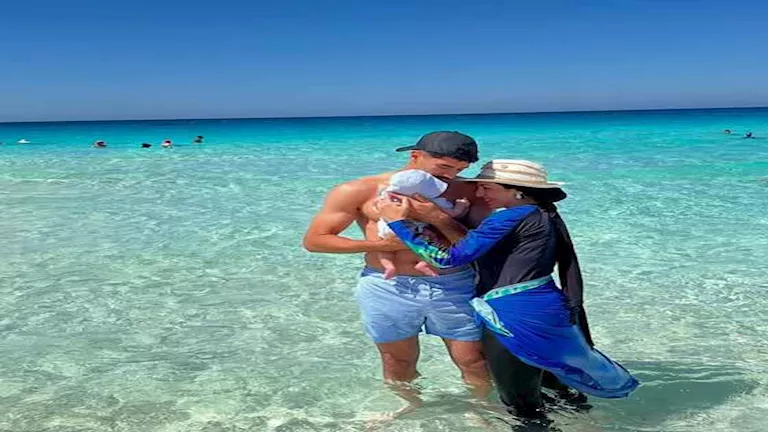 7 صور لمحمد سيحا وزوجته في المصيف