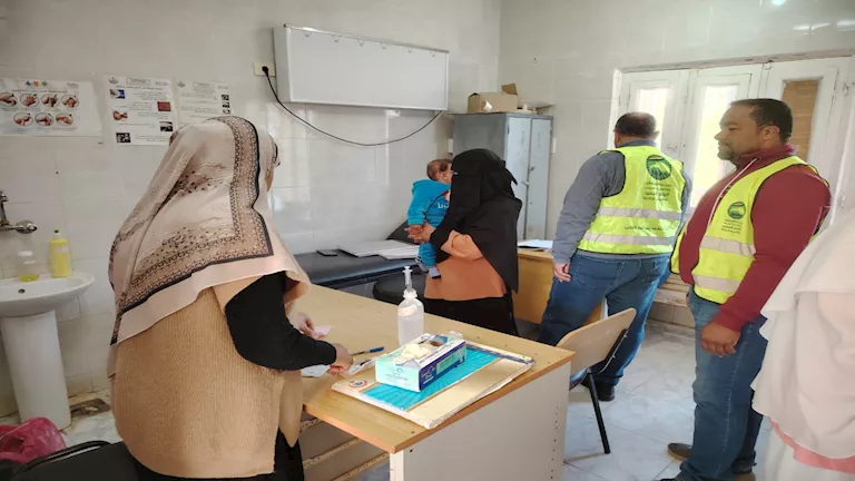 إطلاق قافلة طبية مجانية لخدمة أهالي قرية الهنداو بالوادي الج