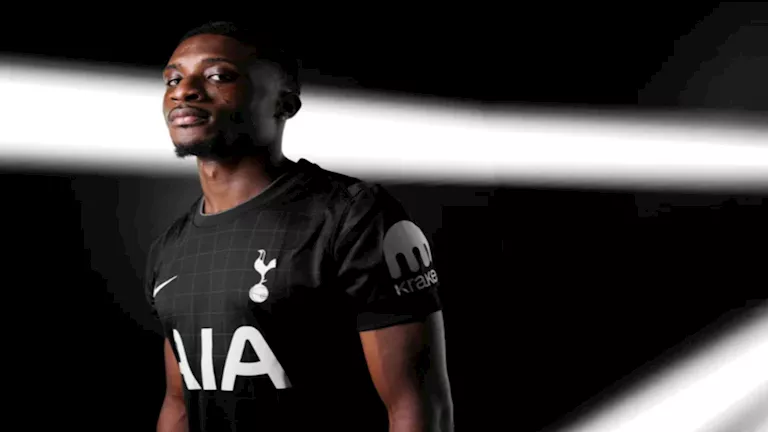 على “شواية”.. مشجع يحرق قميص محمد قدوس بعد انتقاله لتوتنهام