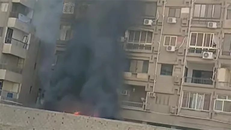 حريق يلتهم محل ملابس بعقار سكني في جسر السويس