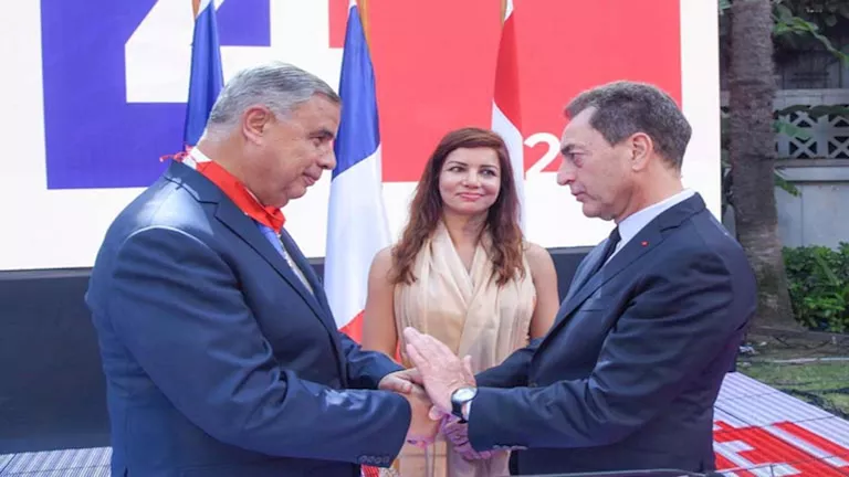 محافظ الإسكندرية يتقلد وسامًا رفيعًا في احتفالية بالقنصلية ا