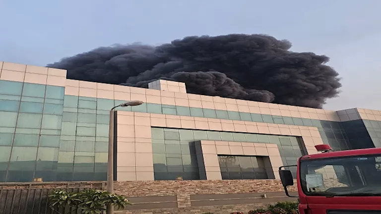 10 حالات اختناق وسط الجحيم.. اللقطات الأولى لحريق مصنع كيميا