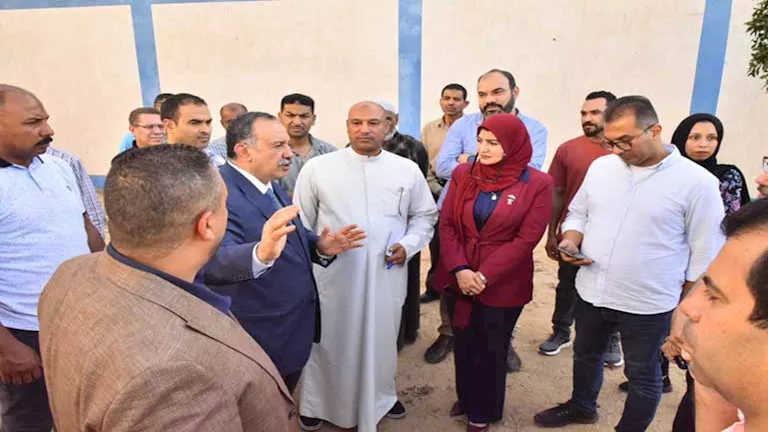 محافظ أسيوط يتابع تجهيز وحدة غسيل كلوي جديدة في ديروط (صور)